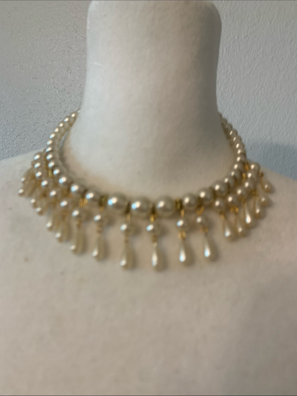 Elegant Pearl and Gold Teardrop Choker Necklace